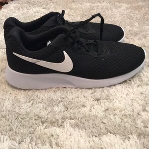 Black Nike Tanjun Tennis Shoes